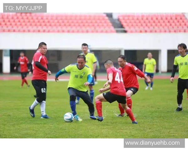 足球球星时尚穿搭解析展现赛场外独特魅力与潮流风格